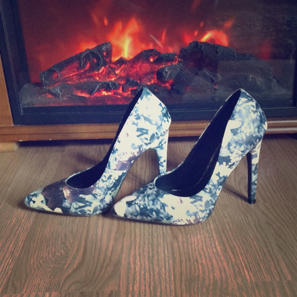 NWOT Charlotte Russe Size 8 floral print heels